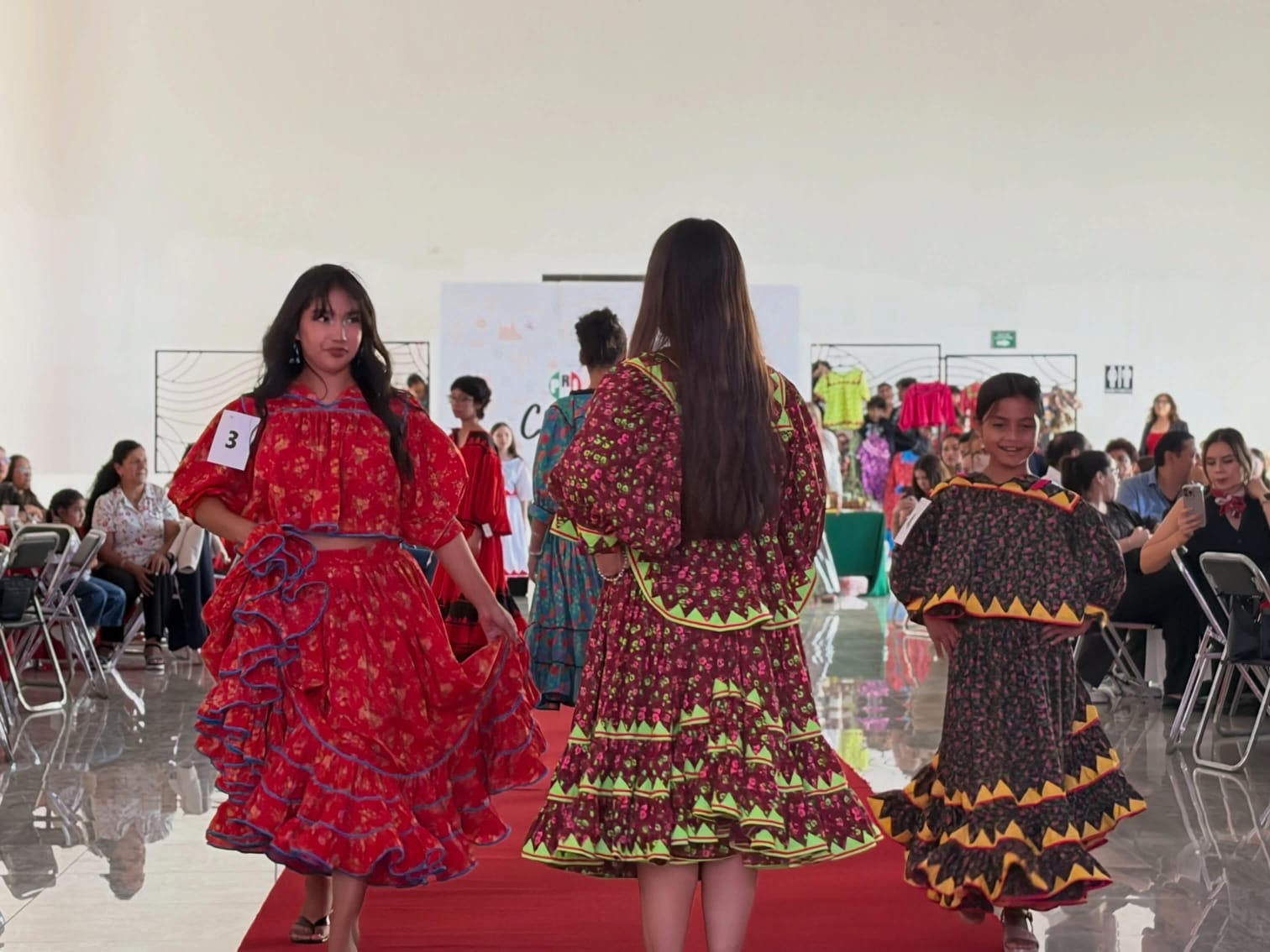 Tradición que inspira: Pasarela Rarámuri recauda apoyo para estudiantes universitarios